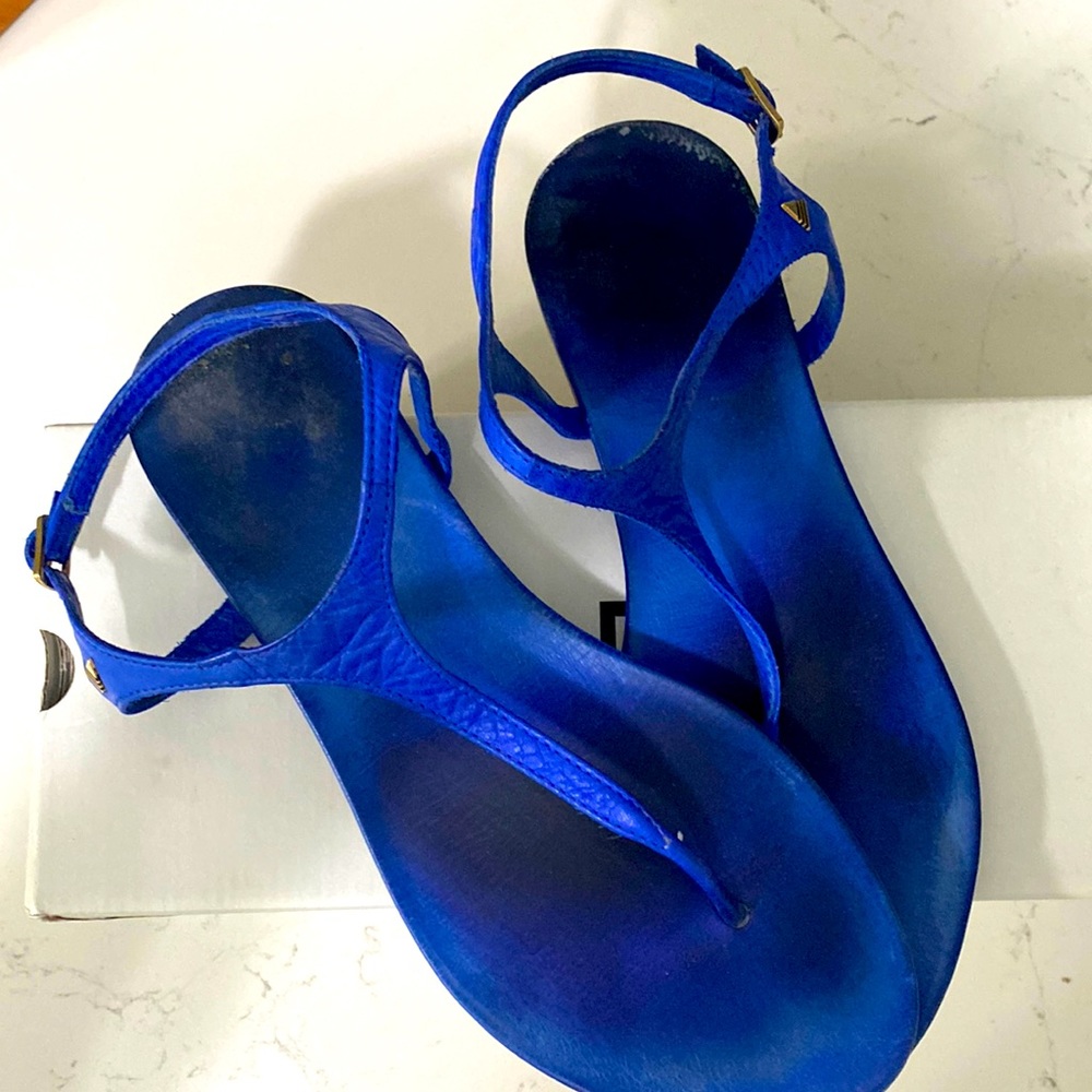 Aldo T strap cobalt blue sandals